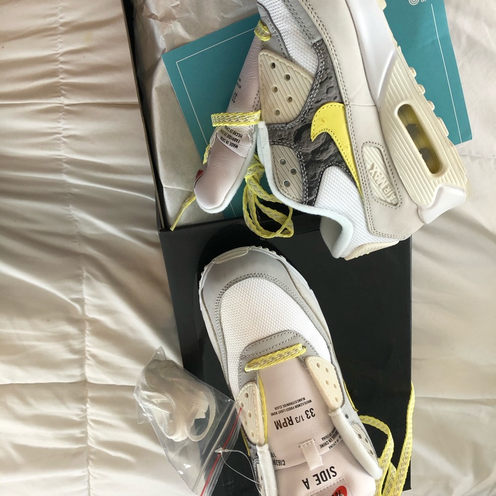 DEADSTOCK NIKE AIR MAX 90 SIDE A